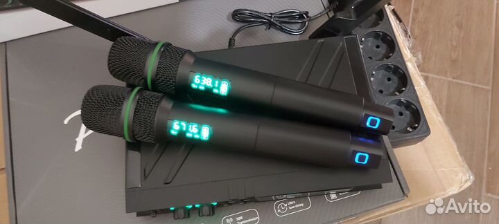 Вокальные радиомикрофоны 2шт.с одной базой