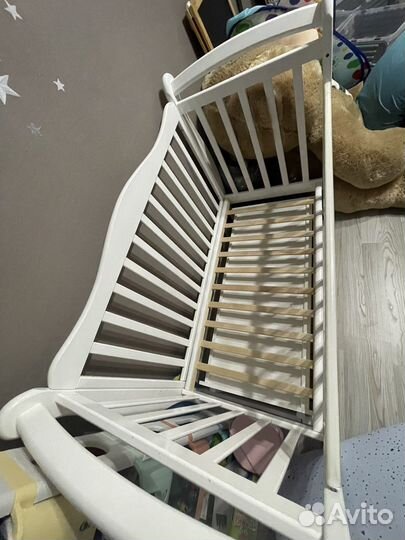 Детская кроватка с маятником