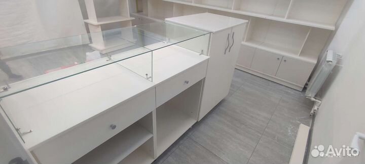 Торговое оборудование, витрины, мебель