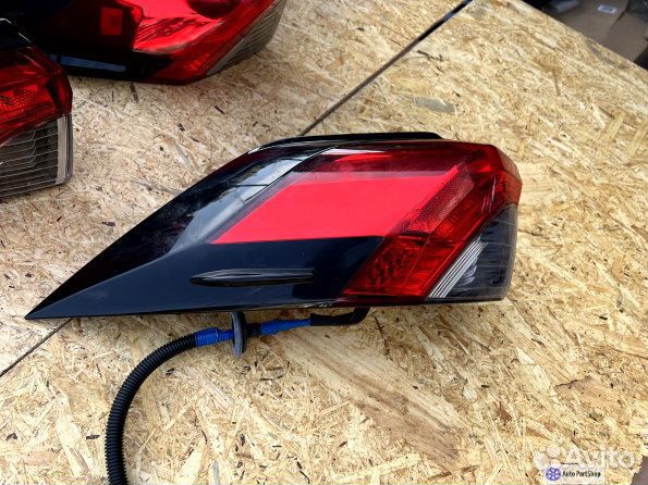 Фонарь задний оригинальный Toyota RAV4 ха50