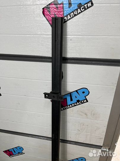 Направляющая шторки багажника левая Dodge Ram 5 DT