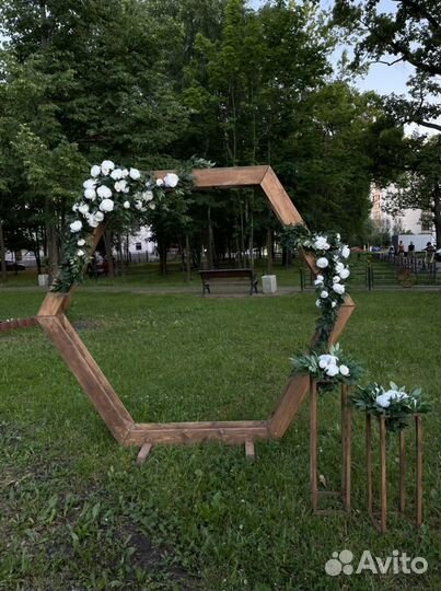 Свадебная арка с цветами и стойками в аренду