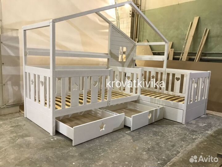 Одноярусная угловая кровать домик