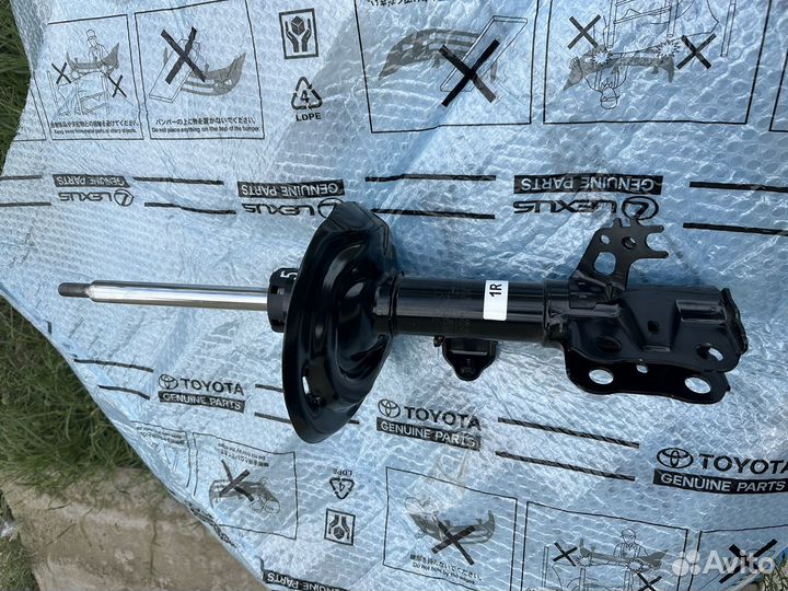 Амортизатор правый оригинал тойота камри 70 от 3.5