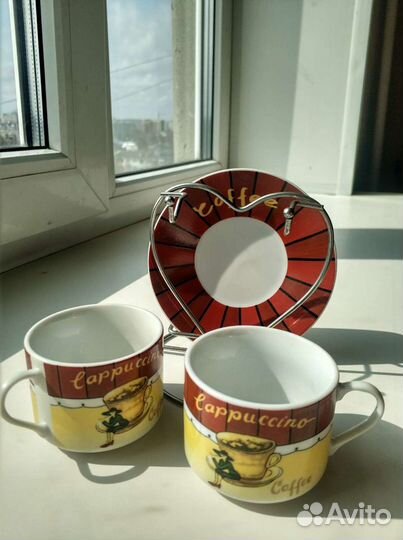 Кофейные чашки и блюдца на подставке