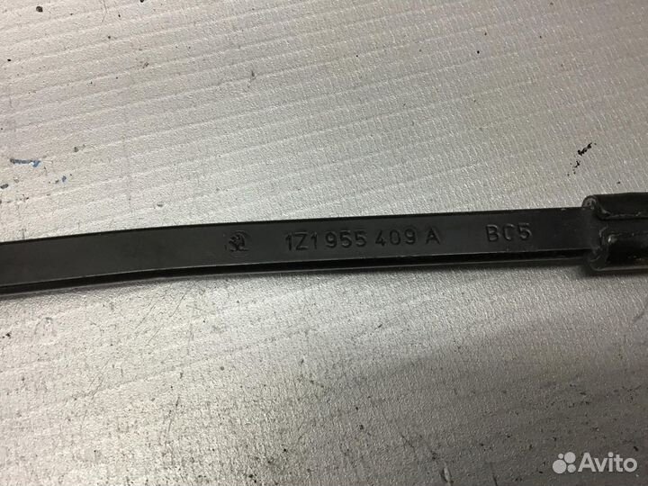 Поводок стеклоочистителя передний левый Skoda Octa