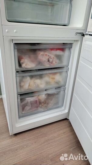 Продам отличный холодильник dexp NF275D no frost