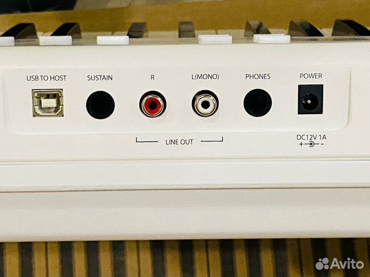 Цифровое фортепиано новое Artesia Performer White