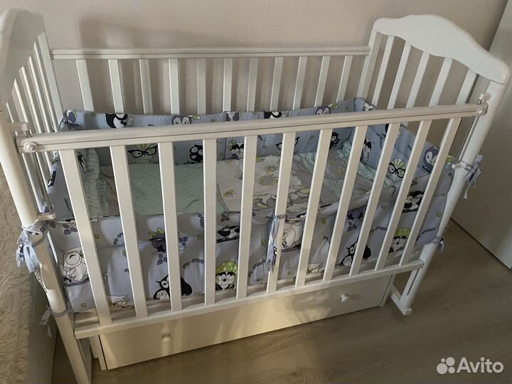 Детская кроватка с маятником и ящиком