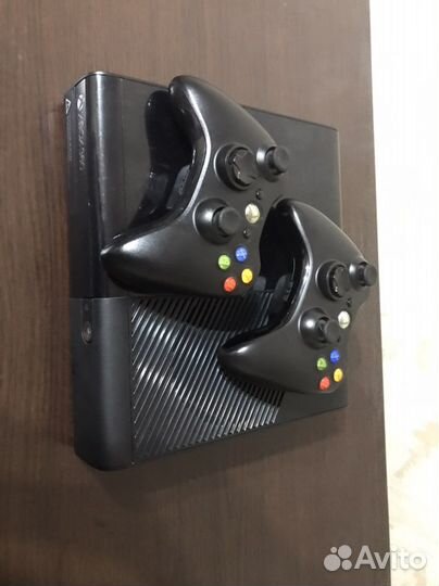 Xbox 360e 250gb Прошитая Freeboot + 2 геймпада