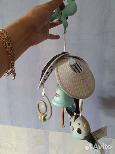 Пакетом книжка и подвеска TinyLove