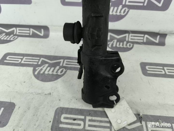 Амортизатор передний левый Toyota Auris E150