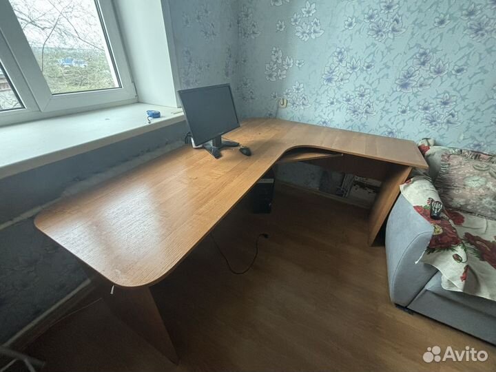 Компьютерный стол в хорошем состоянии