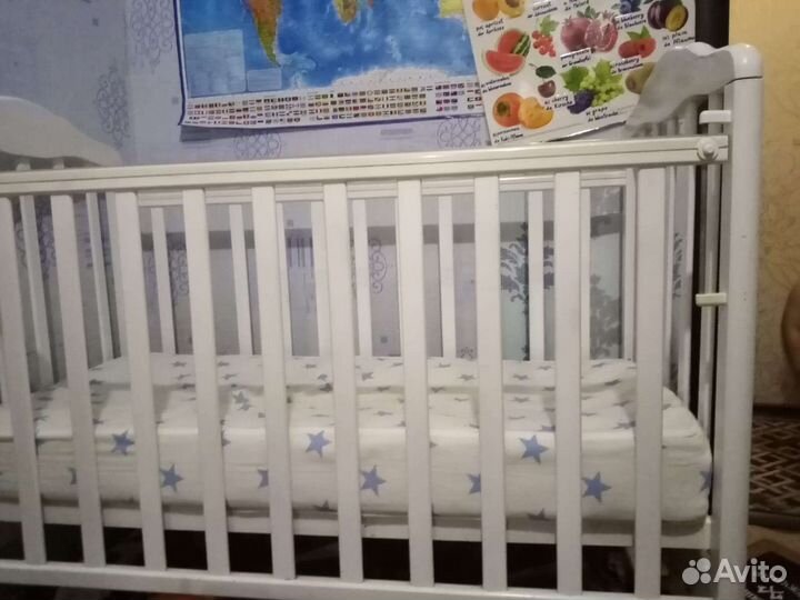 Детская кроватка с маятником
