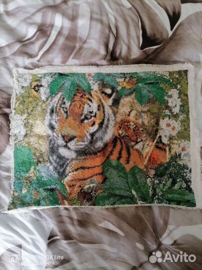 Вышивка ручной работы крестом