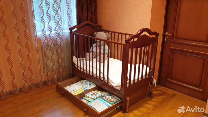 Детская кроватка с маятником и ящиком