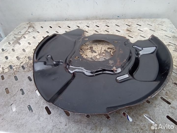 Щиток тормозного диска правый передний Toyota LC P