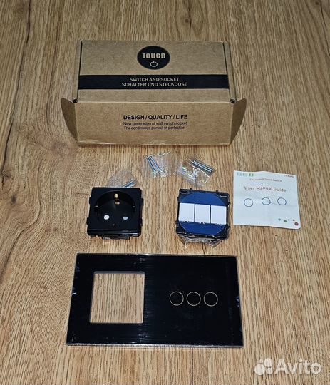 Сенсорный выключатель с розеткой