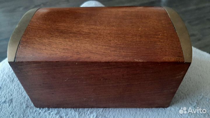 Деревянная шкатулка
