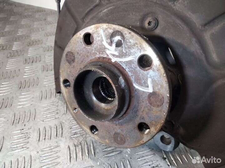 Кулак передний левый Golf V