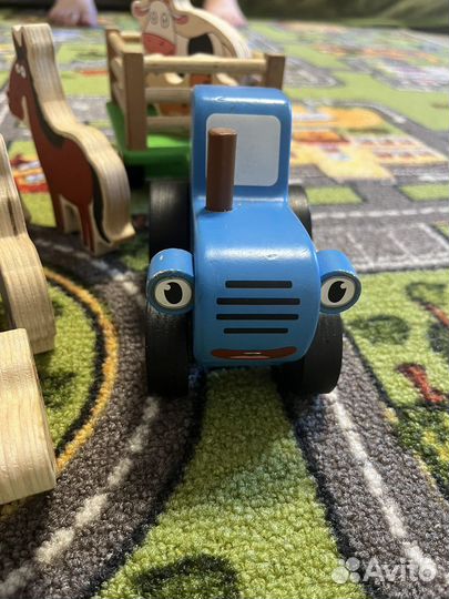 Синий трактор деревянный