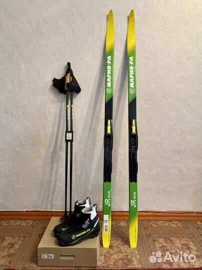 Лыжи беговые с палками, и ботинками