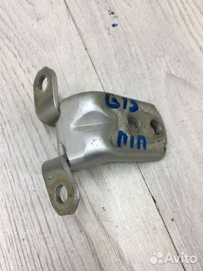 Петля двери Nissan almera G15 Прав