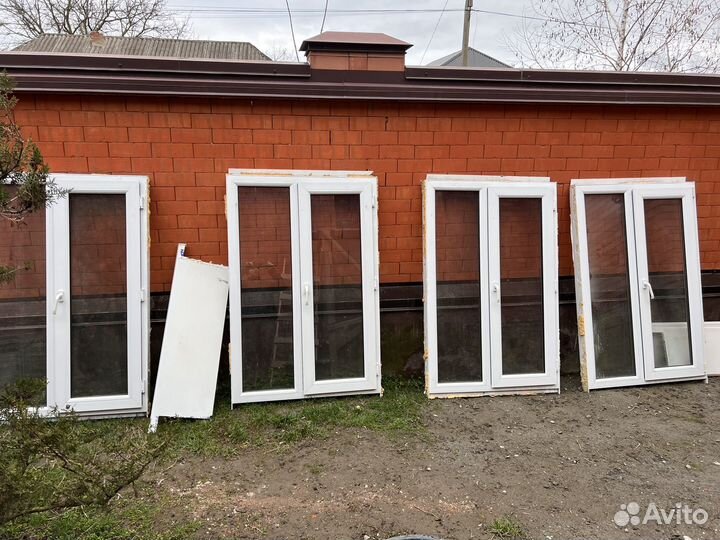 Дверь входная металлическая с зеркалом и окно