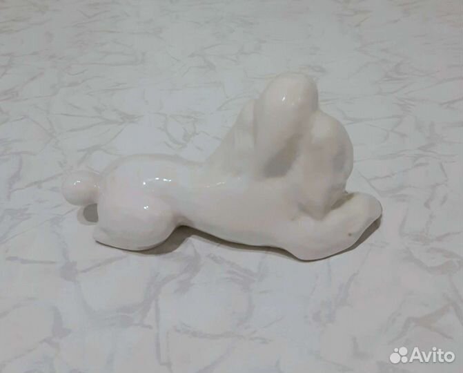 Фарфоровая статуэтка собаки 