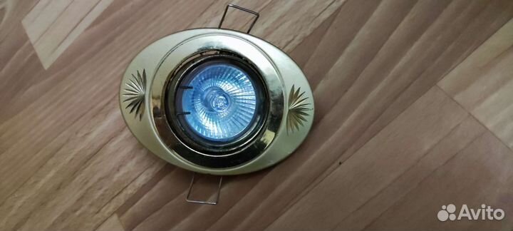 Потолочный точечный светильник