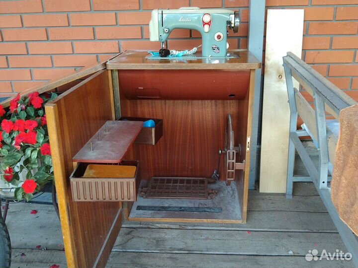 Швейная машинка LADA 237-1