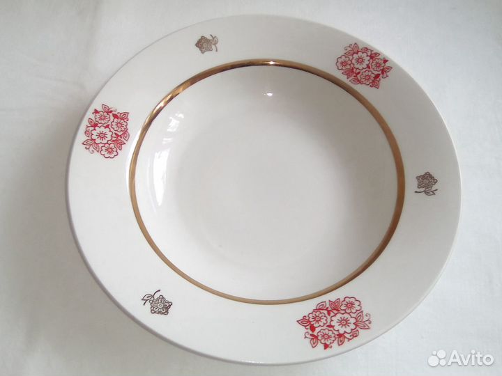 Тарелки фарфоровые