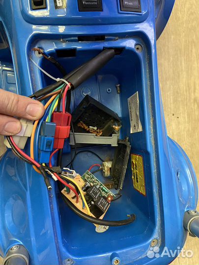 Машинка-каталка на аккумуляторе