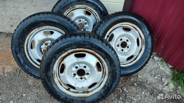 Nokian Tyres Hakkapeliitta 4 215/60 R16