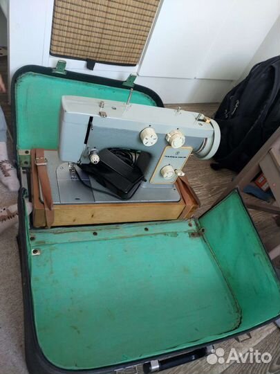 Швейная машинка Чайка 142м