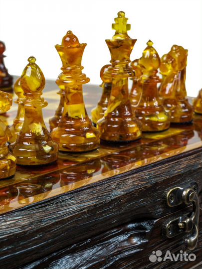 Шахматы из янтаря 