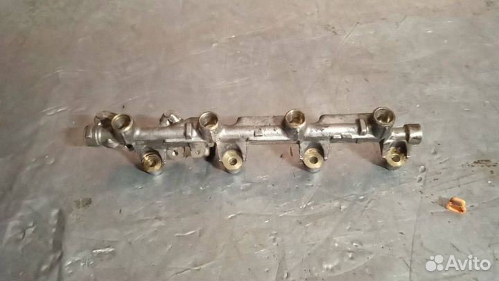 Топливная рампа Mitsubishi Carisma рест. 2001