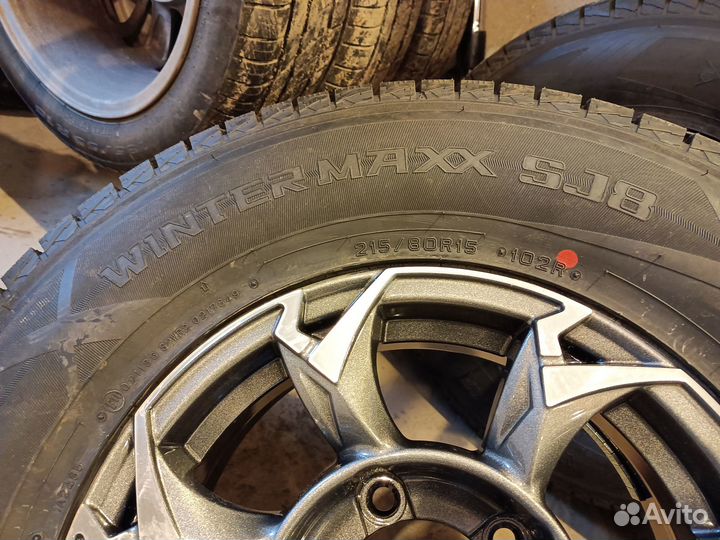 Dunlop Winter Maxx SJ8 215/80 R15 102