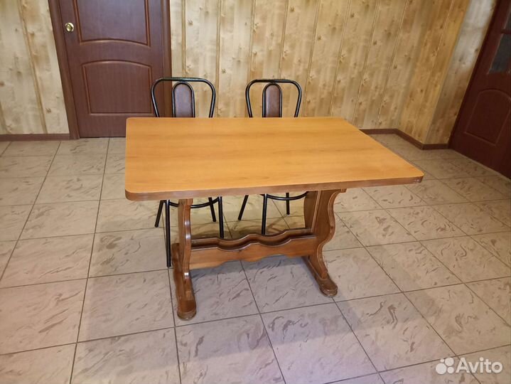 Стол и стулья