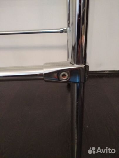 Вешало металлическое на колесах