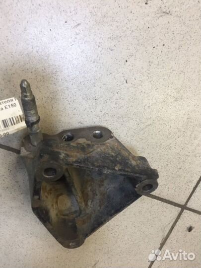 Кронштейн двигателя правый Toyota Corolla E150
