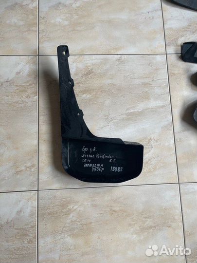 Брызговик задний правый Nissan Pathfinder