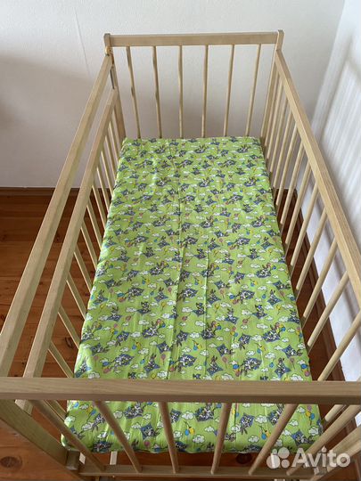 Детская кроватка с маятником