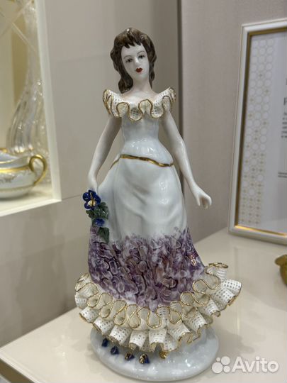 Статуэтка. Девушка. Фарфор Румыния. Кружевница