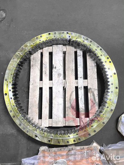 Опорно-поворотный круг Komatsu PC400-7