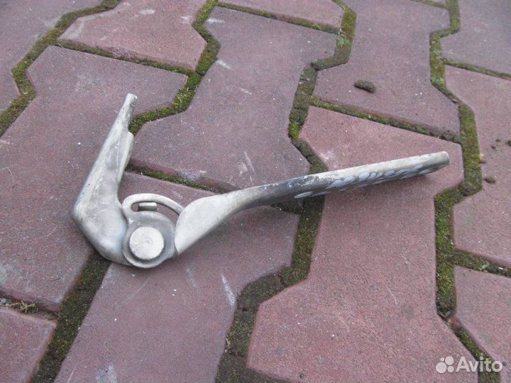 Петля капота правая Volkswagen Passat B5 1997-2005