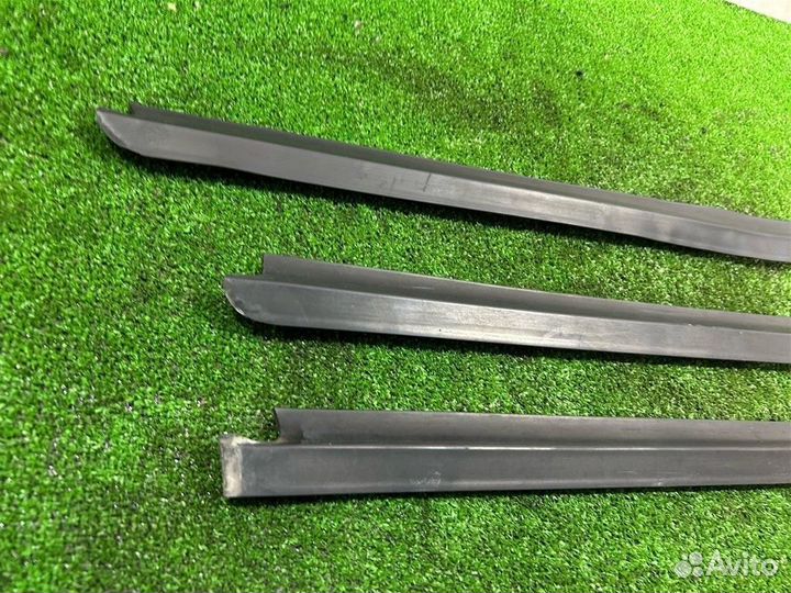 Бархотка двери наружная Nissan Terrano D10 F4RE410