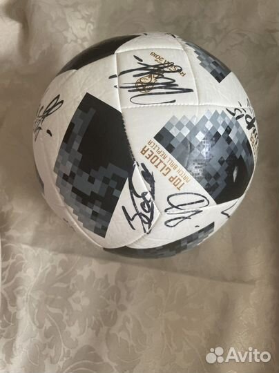 Футбольный мяч с автографами