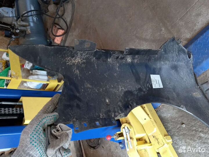 Крыло переднее правое Митсубиси Лансер 10