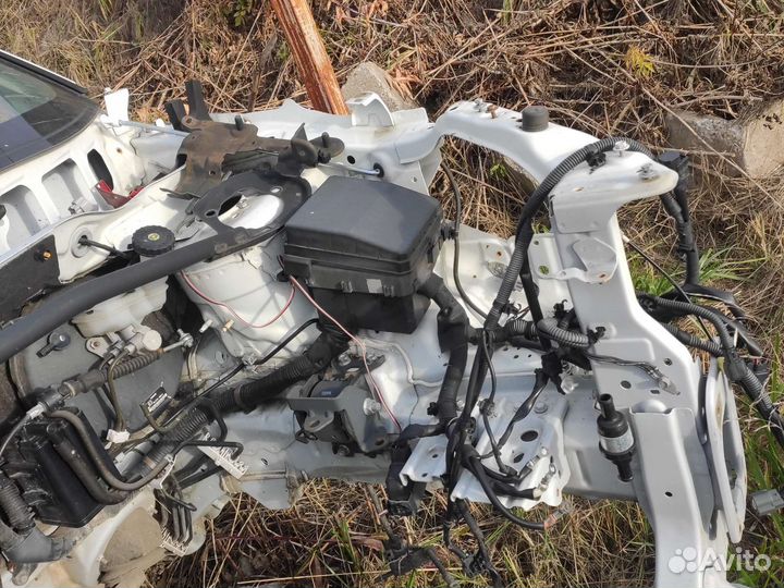 Левая и правая четверть пежо 4007 белая